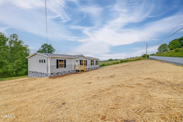 913 Henry Harr Rd, Blountville, TN 37617 - view of front facade with crawl space