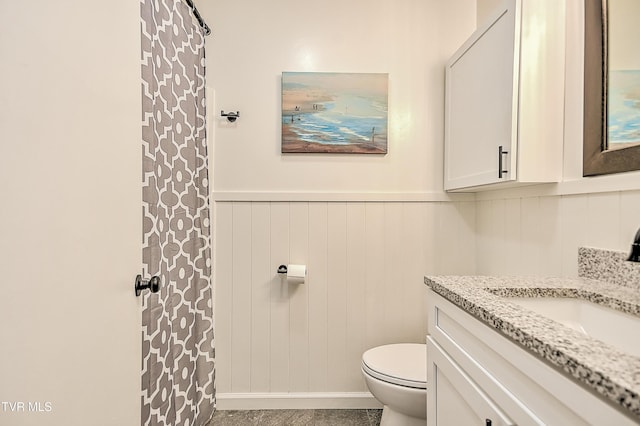118 Greenmeadow Ln, Jonesborough, TN 37659 - full bath with toilet, vanity, wainscoting, baseboards, and a shower with shower curtain
