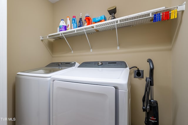 404 E Mountain View Rd Unit 204, Johnson City, TN 37601 - laundry room featuring washer and clothes dryer