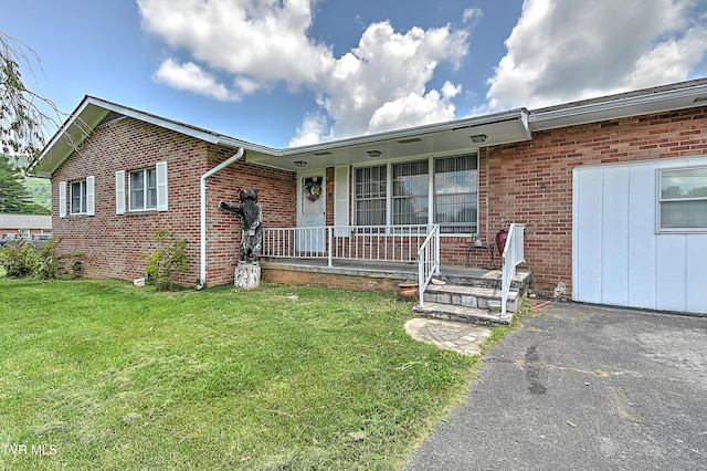509 9th St, Erwin, TN 37650 - single story home featuring a front lawn, a porch, and brick siding