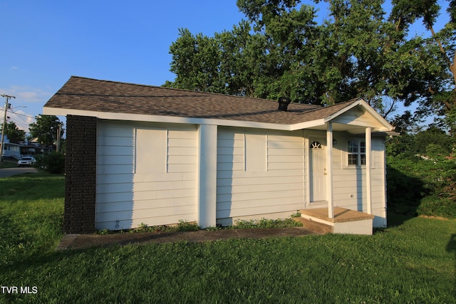 321 W Chilhowie Ave, Johnson City, TN 37604 - view of front facade featuring a front yard and a shingled roof