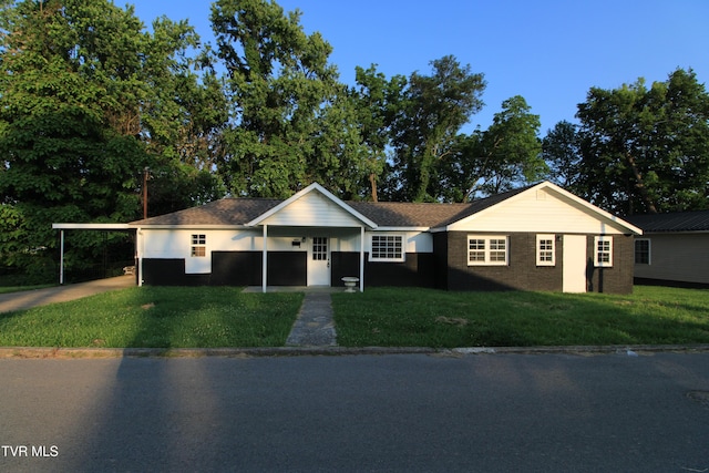 321 W Chilhowie Ave, Johnson City, TN 37604 - ranch-style home featuring driveway, a carport, and a front lawn