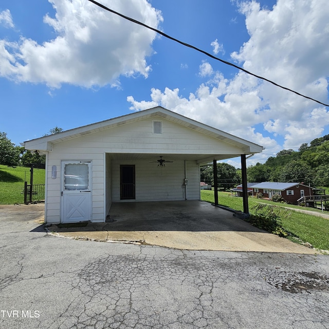 515 Chuckey Pike, Chuckey, TN 37641 - garage with a carport and asphalt driveway