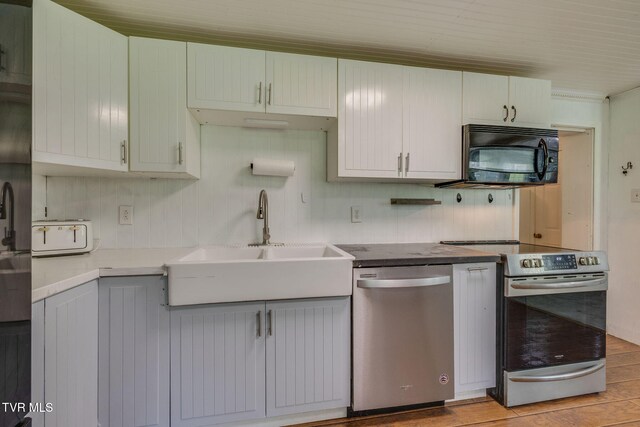 23270 Denton Valley Rd, Abingdon, VA 24211 - kitchen with appliances with stainless steel finishes, a sink, and wood finished floors