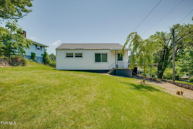 3909 Bond Dr, Kingsport, TN 37664 - rear view of house featuring a lawn