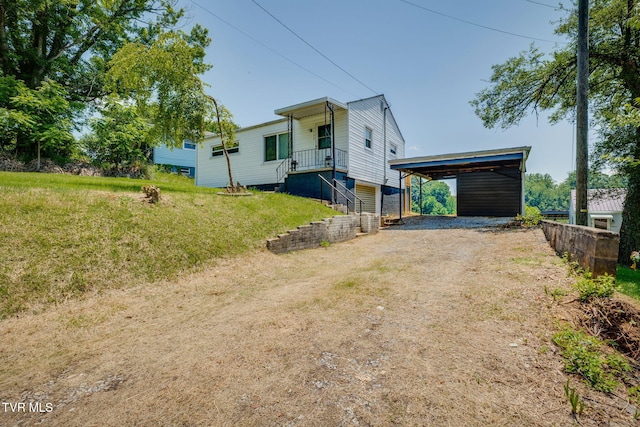 3909 Bond Dr, Kingsport, TN 37664 - view of front of home with driveway, a carport, and a front yard