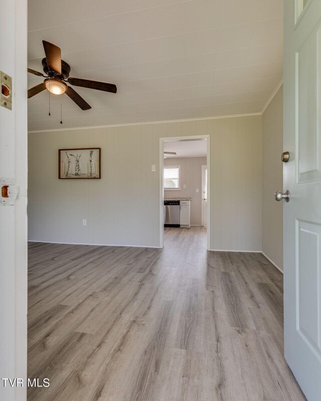 3909 Bond Dr, Kingsport, TN 37664 - spare room featuring ceiling fan, light wood-type flooring, and ornamental molding