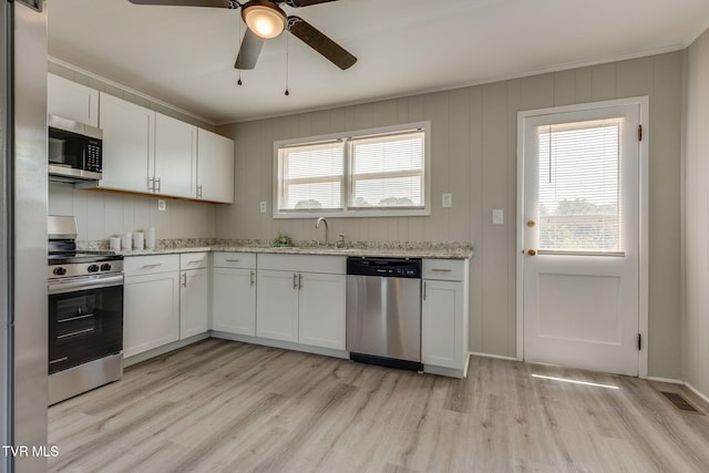 3909 Bond Dr, Kingsport, TN 37664 - kitchen featuring stainless steel appliances, light wood-type flooring, ceiling fan, white cabinetry, and crown molding