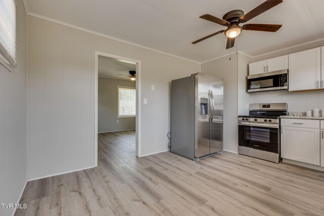 3909 Bond Dr, Kingsport, TN 37664 - kitchen with appliances with stainless steel finishes, a ceiling fan, light wood finished floors, crown molding, and white cabinetry