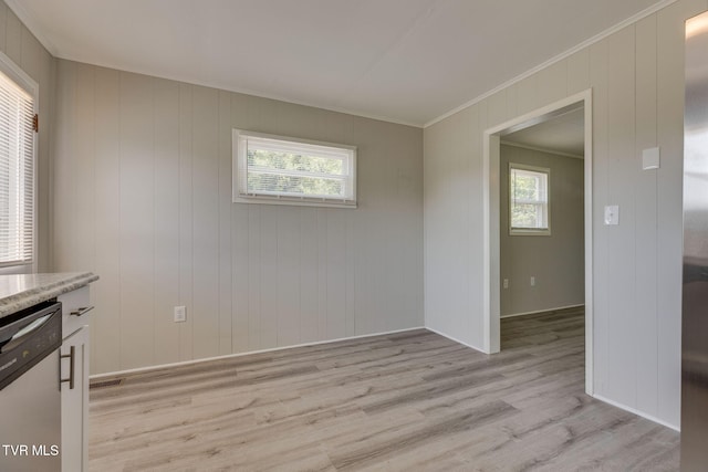 3909 Bond Dr, Kingsport, TN 37664 - unfurnished room with light wood-style flooring, ornamental molding, and healthy amount of natural light