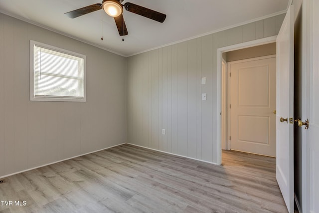 3909 Bond Dr, Kingsport, TN 37664 - spare room featuring ornamental molding, light wood-type flooring, and a ceiling fan