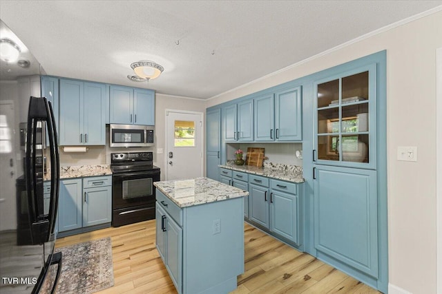 1820 Brook Hollow Rd, Johnson City, TN 37604 - kitchen featuring black appliances, ornamental molding, blue cabinetry, light wood-type flooring, and a kitchen island