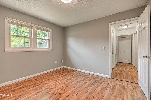 125 Cedar Valley Rd, Bristol, TN 37620 - empty room featuring light wood-type flooring, a textured ceiling, and baseboards