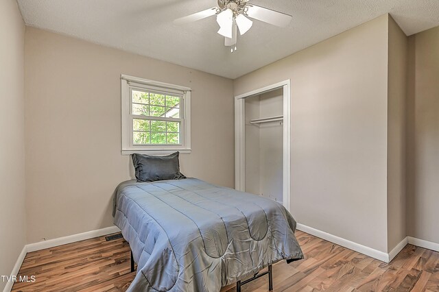 125 Cedar Valley Rd, Bristol, TN 37620 - bedroom with light wood-style floors, baseboards, a closet, and a ceiling fan