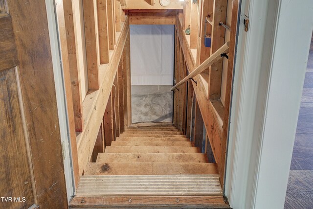 715 Powder Branch Rd, Elizabethton, TN 37643 - view of stairway
