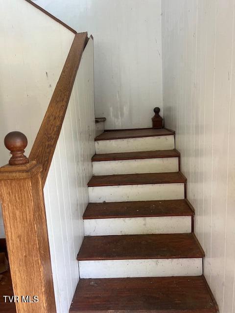 534 Ohio Ave, Erwin, TN 37650 - stairway with wood finished floors