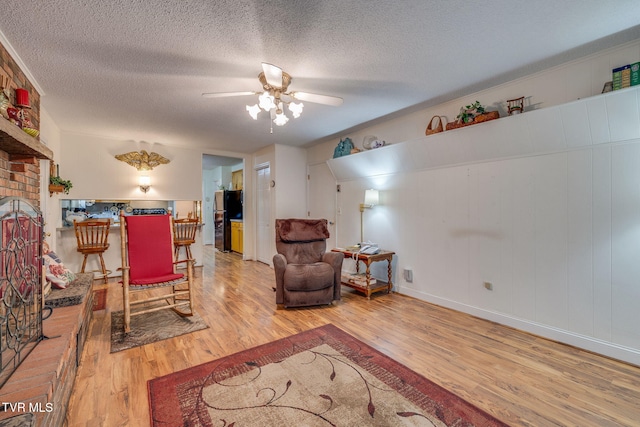 396 High Cir, Bristol, TN 37620 - living area featuring wood finished floors, a ceiling fan, and a textured ceiling