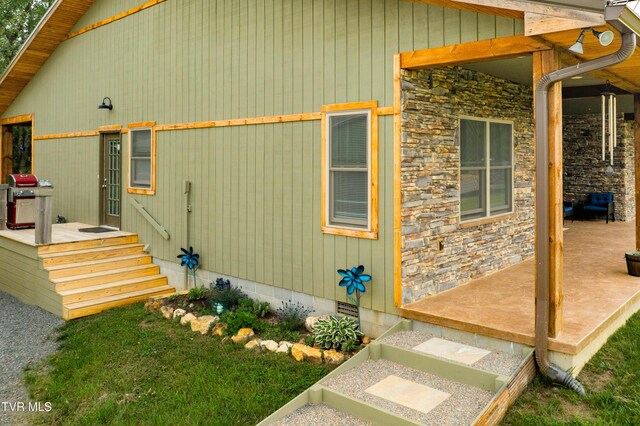 271 Laurel Way, Mountain City, TN 37683 - view of side of property with stone siding and crawl space