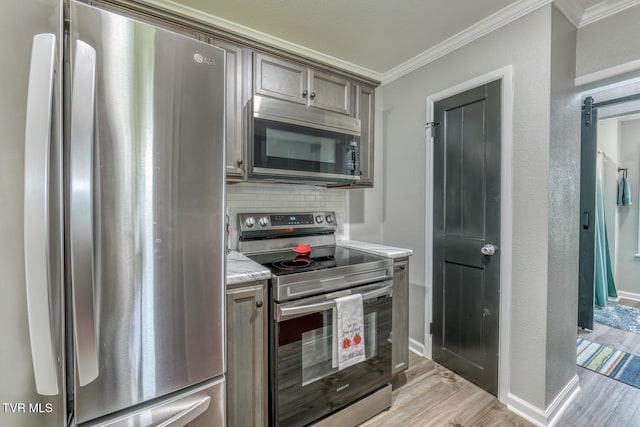 105 Crossway Rd, Bristol, VA 24201 - kitchen featuring stainless steel appliances, ornamental molding, light wood-style floors, backsplash, and baseboards