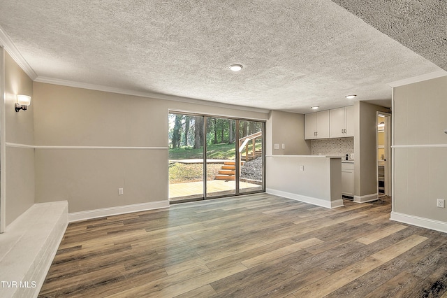505 Red Oak Ln, Kingsport, TN 37663 - unfurnished living room with wood-type flooring, crown molding, and a textured ceiling