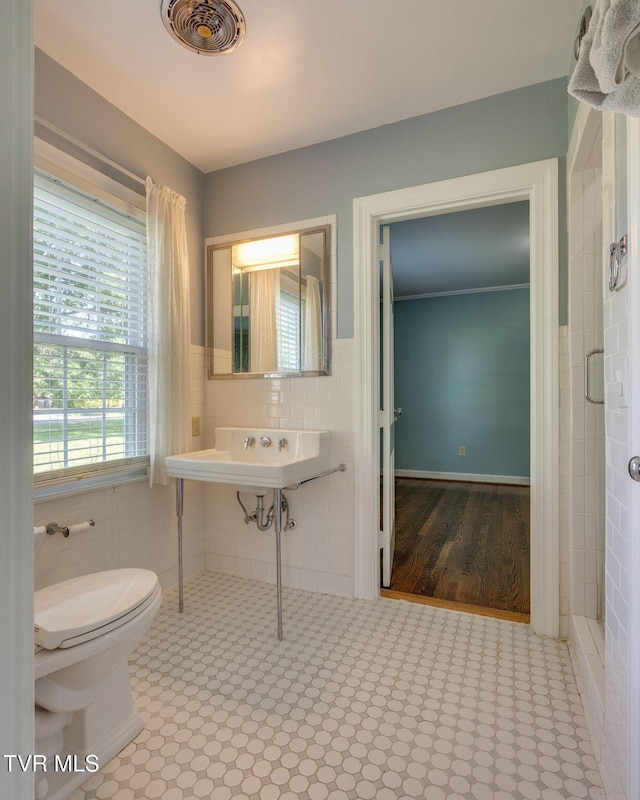 421 High Ridge Rd, Kingsport, TN 37660 - bathroom featuring tile walls, toilet, and a shower with door