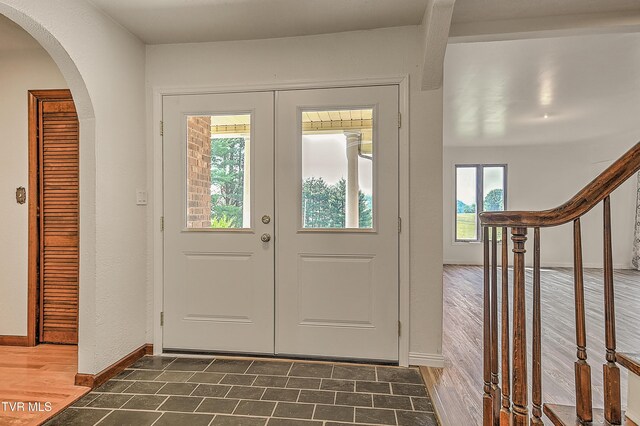 14191 King Mill Pike, Bristol, VA 24202 - foyer featuring baseboards and arched walkways