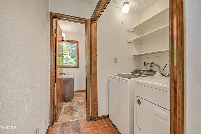 14191 King Mill Pike, Bristol, VA 24202 - laundry area with washer and clothes dryer, a textured ceiling, and baseboards