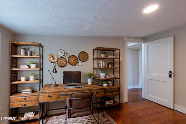 915 Lawrence Ave, Bristol, VA 24201 - office featuring wood finished floors and baseboards