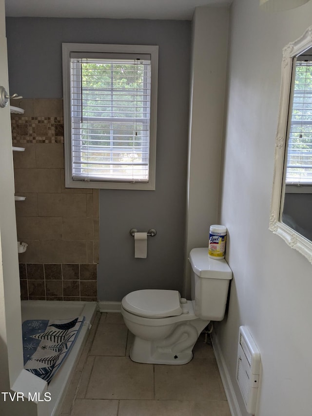 1319 5th St, Bristol, TN 37620 - full bath featuring toilet, tile patterned floors, tiled shower, and baseboards