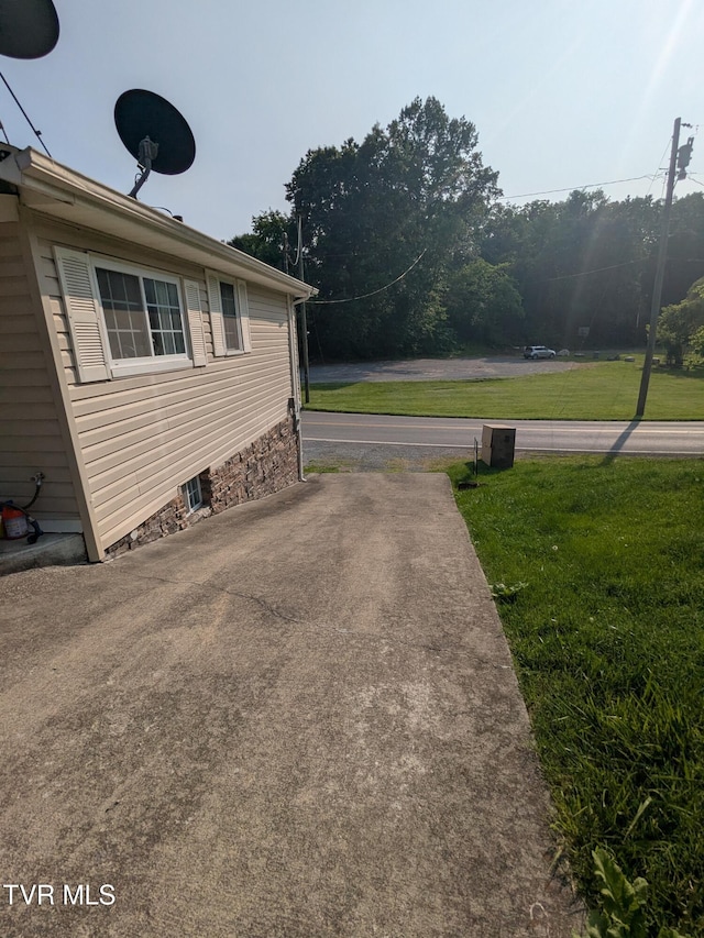 1319 5th St, Bristol, TN 37620 - view of property exterior featuring a lawn