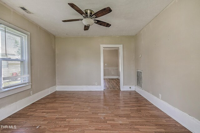 1725 Highland St, Kingsport, TN 37664 - empty room featuring wood finished floors, ceiling fan, a textured ceiling, and baseboards