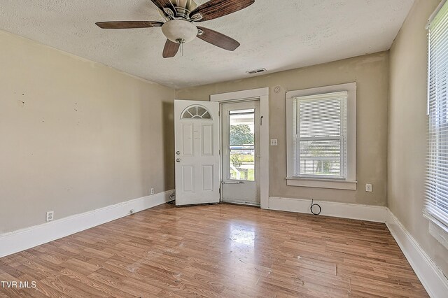 1725 Highland St, Kingsport, TN 37664 - unfurnished room featuring a textured ceiling, light wood finished floors, baseboards, and ceiling fan