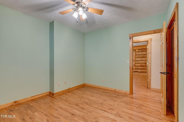 366 Judge Ben Allen Rd, Elizabethton, TN 37643 - unfurnished room featuring light wood-style flooring, baseboards, a textured ceiling, and a ceiling fan
