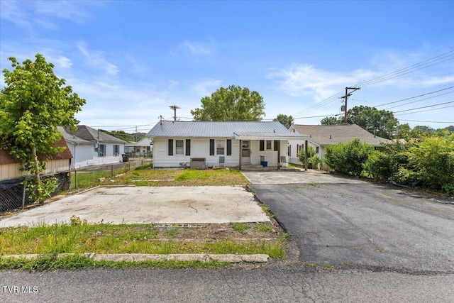 204 E Millpond St, Kingsport, TN 37660 - single story home featuring metal roof