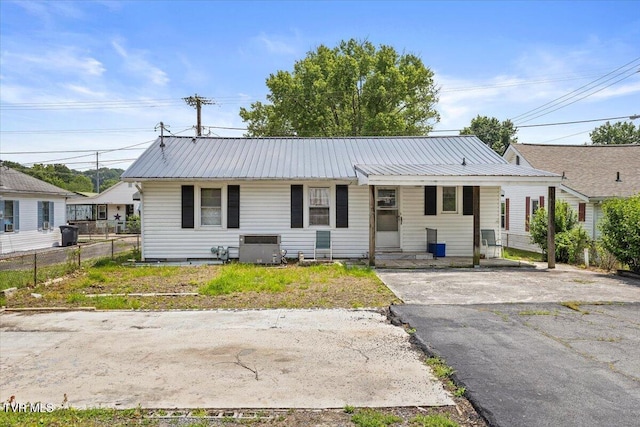204 E Millpond St, Kingsport, TN 37660 - view of front of property featuring metal roof