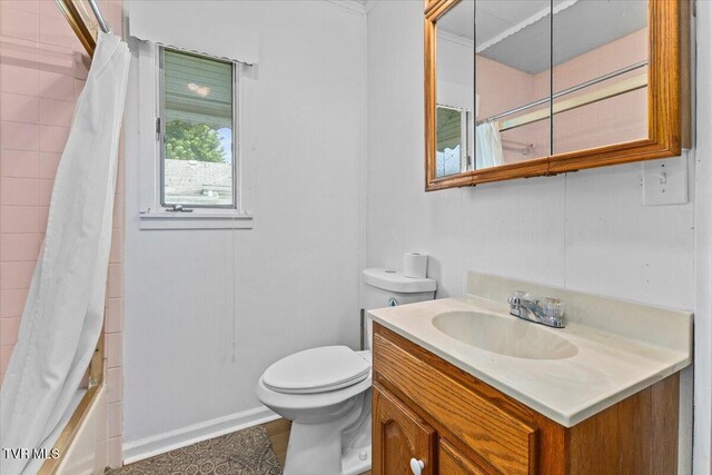 204 E Millpond St, Kingsport, TN 37660 - full bathroom with vanity, toilet, shower / bath combination with curtain, and baseboards