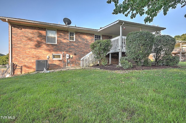 112 Hillview Rd, Kingsport, TN 37664 - rear view of house with a lawn and brick siding