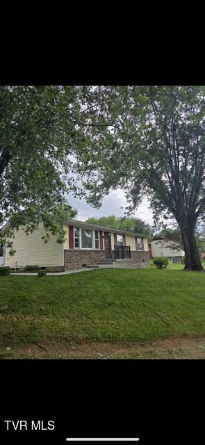 15266 Spring Valley Rd, Abingdon, VA 24210 - view of front of property with a front lawn