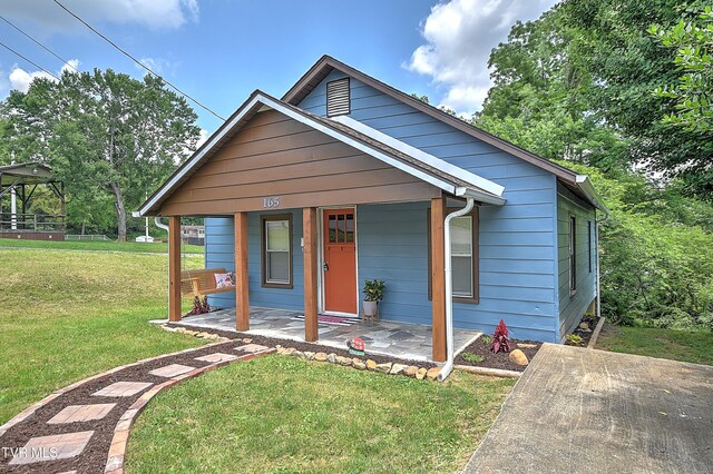 165 Hughes St, Bristol, VA 24201 - bungalow-style house featuring covered porch and a front yard