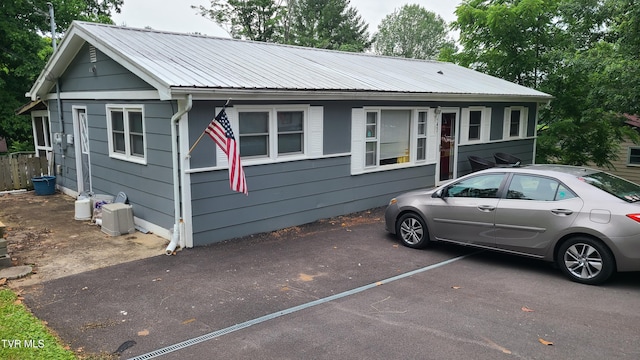 1315 Lowe St, Elizabethton, TN 37643 - view of front of house featuring metal roof