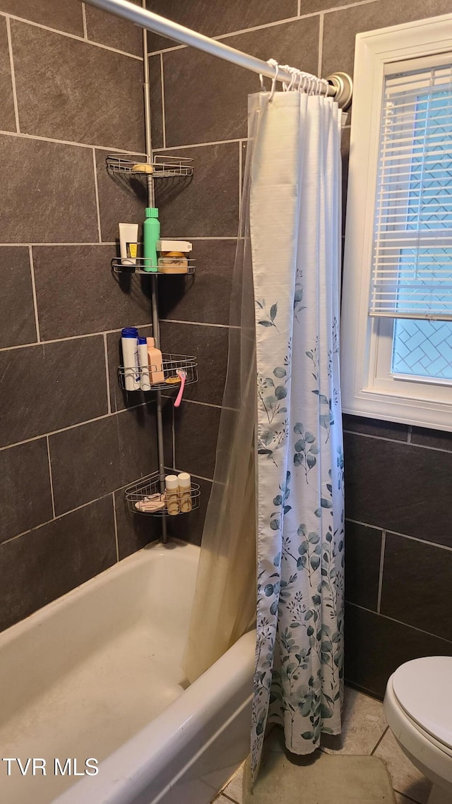 1315 Lowe St, Elizabethton, TN 37643 - full bathroom featuring shower / tub combo and toilet