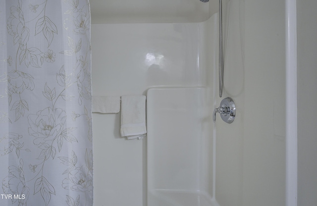 1905 Knob Creek Rd Unit 11, Johnson City, TN 37604 - full bath with curtained shower