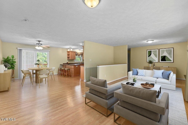 152 Ezee St, Elizabethton, TN 37643 - living area featuring a textured ceiling, light wood-style floors, and a ceiling fan