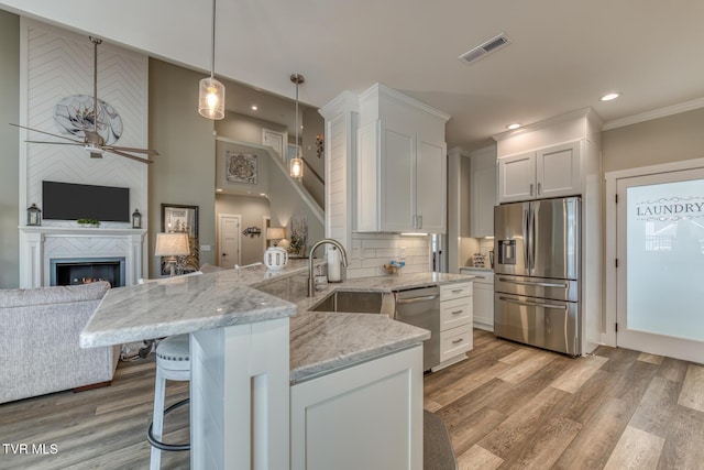 85 Slonaker Cir, Jonesborough, TN 37659 - kitchen with stainless steel appliances, a sink, ceiling fan, a peninsula, and light wood-style floors