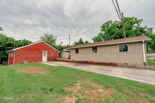 2009 Tenneva St, Kingsport, TN 37665 - view of side of home featuring a lawn, central air condition unit, and brick siding