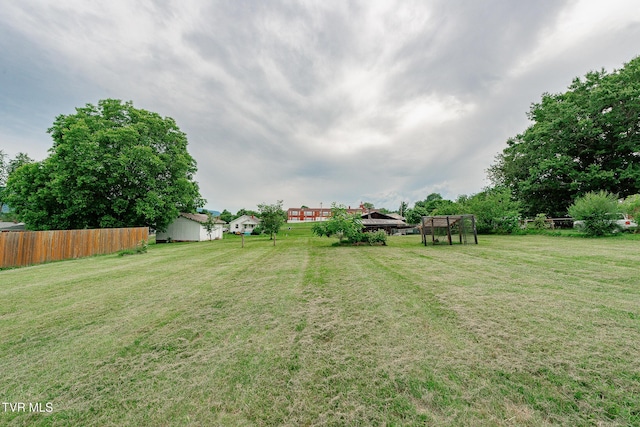 1024 Sharondale Ave, Kingsport, TN 37660 - view of yard featuring an outbuilding