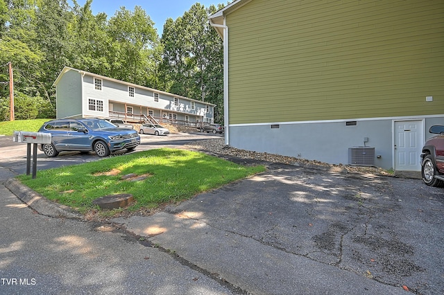 660 S Jena Beth Dr Unit 1, Elizabethton, TN 37643 - view of home's exterior featuring uncovered parking, crawl space, and a yard