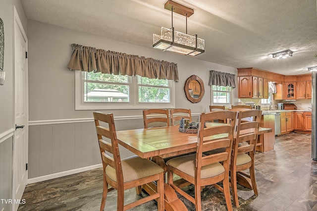 404 Stuffle St, Kingsport, TN 37660 - dining room with a textured ceiling and wainscoting