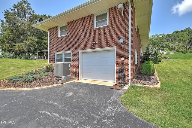 404 Stuffle St, Kingsport, TN 37660 - view of side of property featuring a garage, a yard, and brick siding