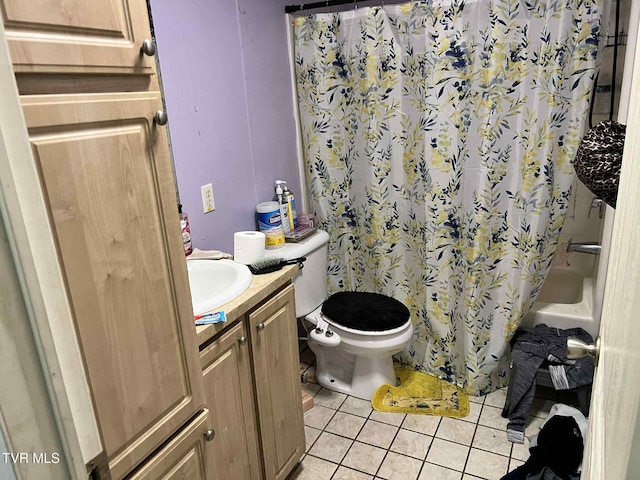 692 NE Hamner Ave, Norton, VA 24273 - full bathroom featuring tile patterned floors, vanity, and shower / bath combo